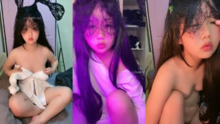 เด็กสาวจีนไลฟ์สดในกลุ่มลับของเธอและได้โชว์ร่างกายของเธอแบบขาวๆไปเลย