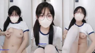 สาวแว่นชุดกีฬานมใหญ่ไลฟ์สดเล่นเสียว