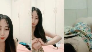สาวสวยเธอได้ไลฟ์สดและได้ทำการโชว์เสียวให้คนดูได้ดูนมของเธอ