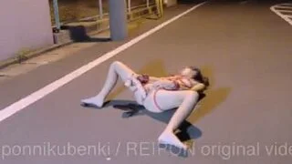 นัอนแหกหีกลางลานจอดรถ ช่วยตัวเองจนน้ำแตก ต่อด้วยโดนควยเย็ดจนเสร็จ